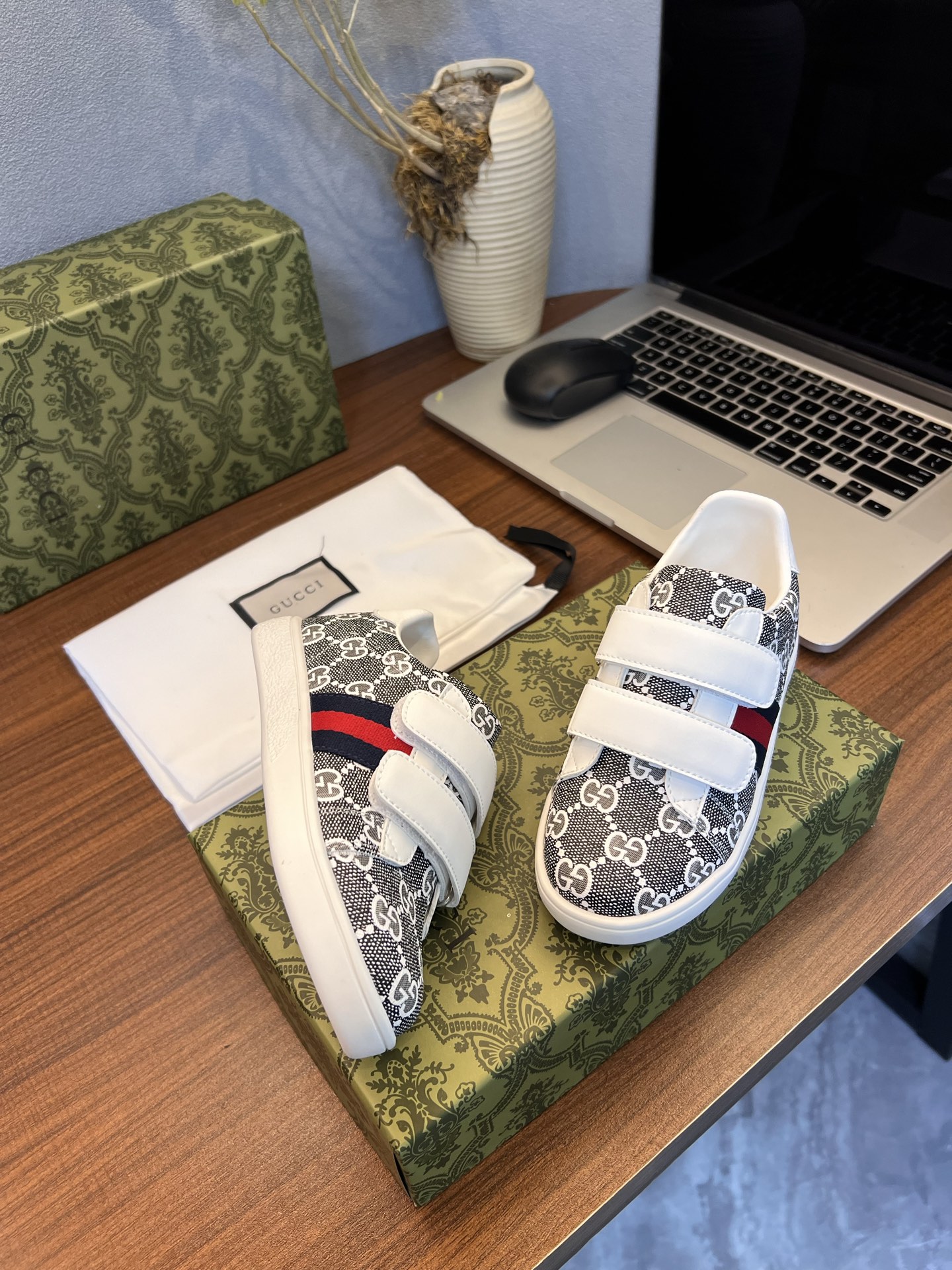 Children's shoes child